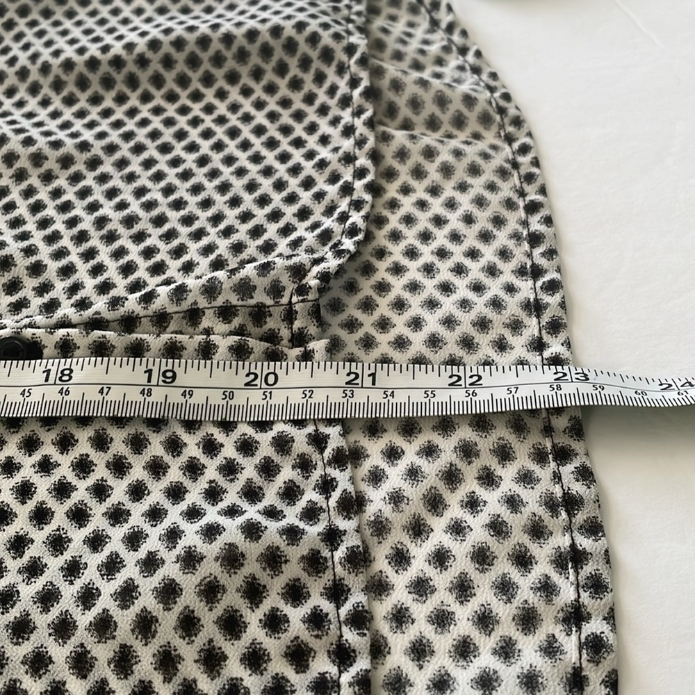H&M blouse size 2 black & white print V neck button down long sleeve w/ elastic - Picture 11 of 11